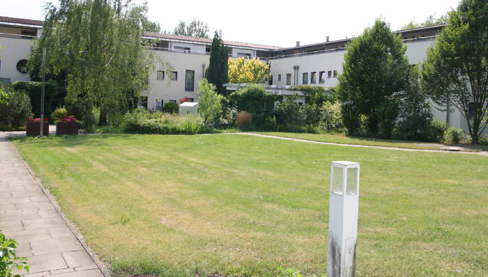 Unsere Haus hinterhof Pflege- & Betreuungszentrum Landsitz Weseraue